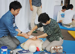 AEDの取扱いを指導する京都橘大学救急救命研究会の学生（高槻）